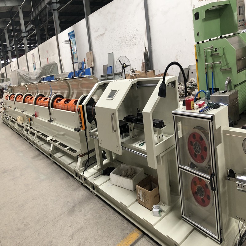 Qual é o sistema de enrolamento de uma máquina trançadora de cabos?